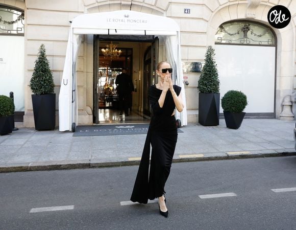 Céline Dion vient saluer et remercier ses nombreux fans qui l'attendent devant l'hôtel Royal Monceau à Paris, le 23 septembre 2026. © Marc Ausset-Lacroix / Bestimage