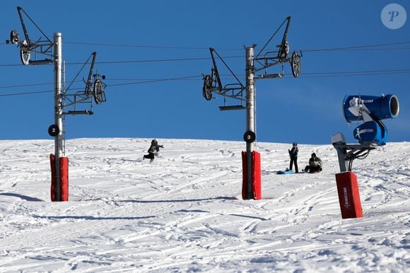 “A-t-elle bien géré ‘la forêt de piquets’ précédant le tunnel terminal ?”, se demande "L’Équipe"

Illustration de la station de ski Les Gets (Haute-Savoie) en période de Coronavirus (COVID-19) : les remontées mécaniques sont fermées. Seuls quelques courageux gravissent les pistes à pieds pour se faire une descente de poudreuse. Le 15 février 2021
© Stéphane Lemouton / Bestimage