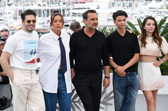 Lors d'une interview, le couple formée par la comédienne avec François Civil a été évoqué

François Civil, Adele Exarchopoulos, Gilles Lellouche, Malik Frikah et Mallory Wanecque au photocall de Beating Hearts, au Palais de Festival, dans le cadre de la 77ème édition du Festival de Cannes. Crédit : Doug Peters/EMPICS/PA Photos/ABACA
