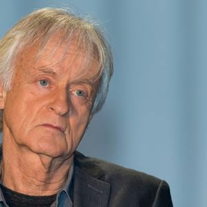 Dave a gardé des séquelles de sa chute, dans son appartement.

Le chanteur Dave - Enregistrement de l'émission "Animaux Stars". Pierre Perusseau / Bestimage