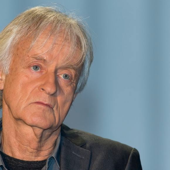 Dave a gardé des séquelles de sa chute, dans son appartement.

Le chanteur Dave - Enregistrement de l'émission "Animaux Stars". Pierre Perusseau / Bestimage