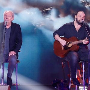 Exclusif - Maxime Le Forestier et son fils Arthur chantent "Né quelque part" lors de l'émission "Unis face au séisme" à l'Olympia diffusée en direct sur France 2 le 14 mars 2023. 

© Christophe Clovis/ Cyril Moreau /  Bestimage