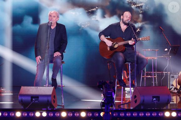 Exclusif - Maxime Le Forestier et son fils Arthur chantent "Né quelque part" lors de l'émission "Unis face au séisme" à l'Olympia diffusée en direct sur France 2 le 14 mars 2023. 

© Christophe Clovis/ Cyril Moreau /  Bestimage