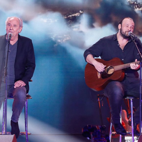 Exclusif - Maxime Le Forestier et son fils Arthur chantent "Né quelque part" lors de l'émission "Unis face au séisme" à l'Olympia diffusée en direct sur France 2 le 14 mars 2023. 

© Christophe Clovis/ Cyril Moreau /  Bestimage