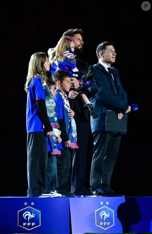 Olivier Giroud, entouré de ses enfants Aria, Aaron, Evan et Jade, reçoit un hommage au Stade de France avant le Quart de finale de la Ligue des Nations de l'UEFA 2025 "France - Croatie (2-0 / tab 5-4)" au Stade de France à Saint-Denis, le 23 mars 2025.
© Christian Liewig/Bestimage