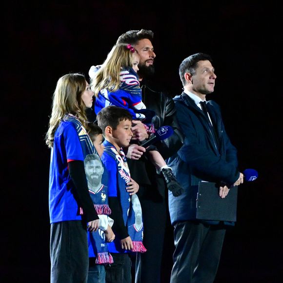 Olivier Giroud, entouré de ses enfants Aria, Aaron, Evan et Jade, reçoit un hommage au Stade de France avant le Quart de finale de la Ligue des Nations de l'UEFA 2025 "France - Croatie (2-0 / tab 5-4)" au Stade de France à Saint-Denis, le 23 mars 2025.
© Christian Liewig/Bestimage