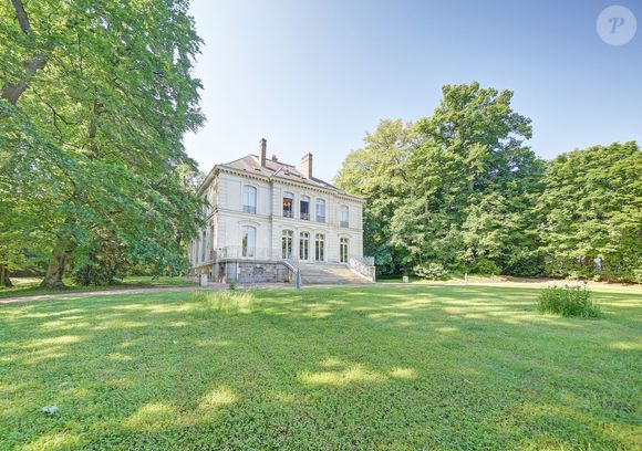 Exclusif - Située à Louveciennes, aux portes de Paris, sur le chemin des impressionnistes, cette belle demeure bourgeoise néo-classique, a été construite au milieu du XIXème siècle, appelée le "Domaine de Voisins", et ayant eu comme illustre propriétaire, Karl Lagerfeld. © Marc Ausset-Lacroix / Bestimage