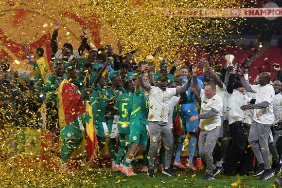Les joueurs du Sénégal célèbrent avec le trophée après avoir remporté la finale de la Coupe d'Afrique des Nations entre le Sénégal et le Maroc à Rabat, Maroc, 18 janv. 2026. (Photo by Aissa/Xinhua/ABACAPRESS.COM