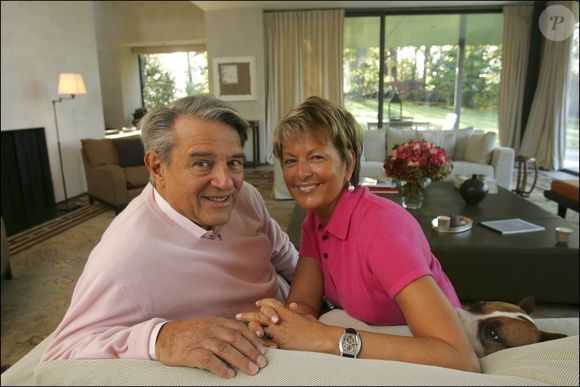 L'an dernier, les équipes de "Paris Match" avaient révélé que le milliardaire avait officialisé leur belle romance quelques mois après la tragique disparition de sa moitié. "Myriam me manque tellement, mais je ne vais pas finir ma vie tout seul", avait-il souligné, le coeur lourd...

Archives - Rendez-vous avec Guy Ullens et sa femme la baronne Myriam Ullens de Schooten. Le 20 octobre 2007 (Photonews / Bestimage).