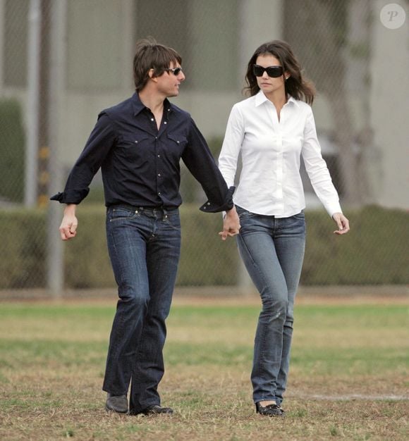 Tom Cruise et sa fiancée Katie Holmes regardant sa fille Isabella jouer au football à Beverly Hills, Californie, USA, le 11 novembre 2006. Photo by David Buchan/PCN/ABACAPRESS.COM