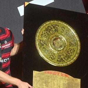Jack Willis et Antoine Dupont soulèvent le trophée du Top 14 au stade de France, le 27 juin 2026.
© Christian Liewig / Bestimage