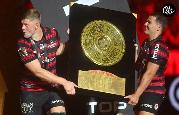Jack Willis et Antoine Dupont soulèvent le trophée du Top 14 au stade de France, le 27 juin 2026. 

© Christian Liewig / Bestimage