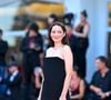 À sa main, Marion Cotillard portait aussi a Bague Plume de Chanel en or blanc 18k et diamants, représentant un losange en forme de poire décalé et une plume. 

Marion Cotillard à la première de "Mr. Nelson, Did You Kill People?" lors du 83ème Festival International du Film de Venise (Mostra), à Venise, Italie, le 4 septembre 2026. 

© Pierre Perusseau/Bestimage