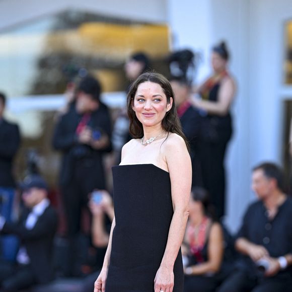 À sa main, Marion Cotillard portait aussi a Bague Plume de Chanel en or blanc 18k et diamants, représentant un losange en forme de poire décalé et une plume. 

Marion Cotillard à la première de "Mr. Nelson, Did You Kill People?" lors du 83ème Festival International du Film de Venise (Mostra), à Venise, Italie, le 4 septembre 2026. 

© Pierre Perusseau/Bestimage