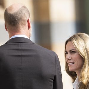 Le prince William, prince de Galles, et Catherine (Kate) Middleton, arborant des cheveux blonds, visitent les jardins, récemment transformés, du musée d'histoire naturelle à Londres, le 4 septembre 2025. (GOFF  / BESTIMAGE).