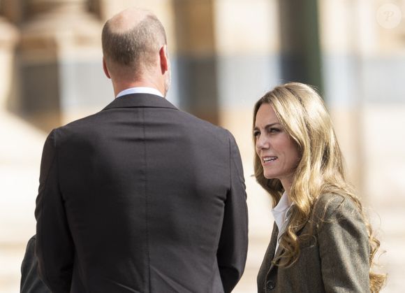 Le prince William, prince de Galles, et Catherine (Kate) Middleton, arborant des cheveux blonds, visitent les jardins, récemment transformés, du musée d'histoire naturelle à Londres, le 4 septembre 2025. (GOFF  / BESTIMAGE).