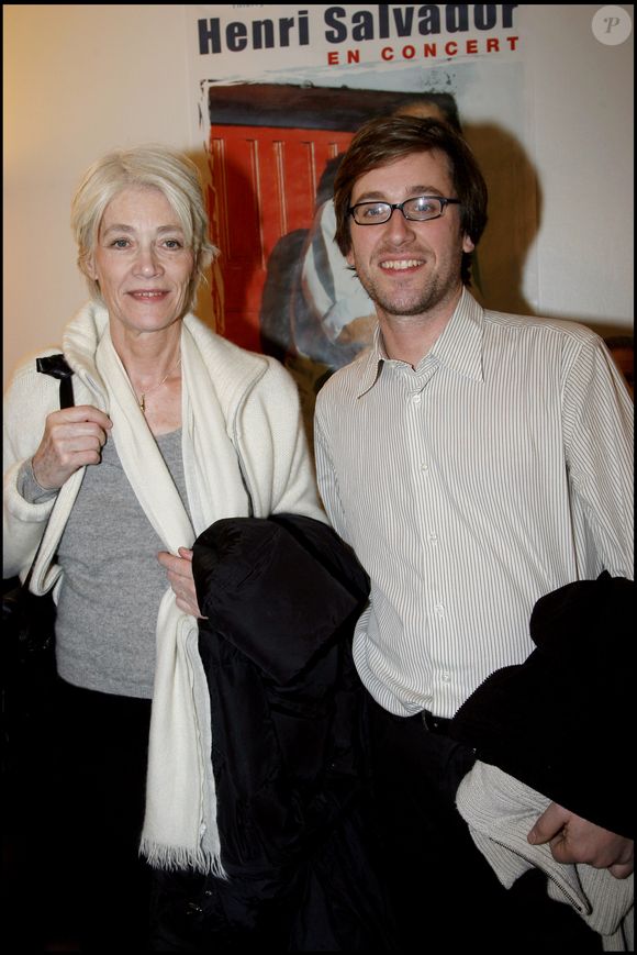 Françoise Hardy et son fils Thomas Dutronc assistent à « Henri Salvador tire sa révérence », un concert donné au Palais des congrès de Paris, au cours duquel l'artiste fait ses adieux à la scène. Photographe : RINDOFF-GUIREC / BESTIMAGE
