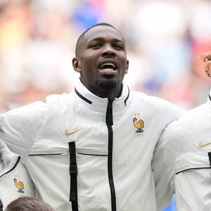 Les Français Antoine Griezmann (à gauche), Marcus Thuram et Adrien Rabiot (à droite) se lèvent pour l'hymne national lors du match des huitièmes de finale de l'UEFA Euro 2024 à la Dusseldorf Arena de Düsseldorf, en Allemagne. Date de la photo : lundi 1er juillet 2024. ©Nick Potts/PA Wire.