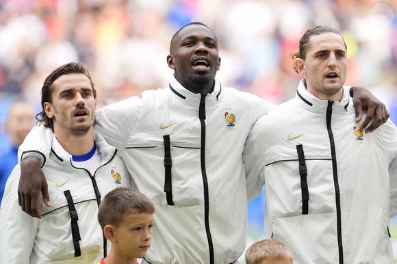 Les Français Antoine Griezmann (à gauche), Marcus Thuram et Adrien Rabiot (à droite) se lèvent pour l'hymne national lors du match des huitièmes de finale de l'UEFA Euro 2024 à la Dusseldorf Arena de Düsseldorf, en Allemagne. Date de la photo : lundi 1er juillet 2024. ©Nick Potts/PA Wire.