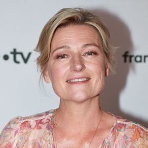 Un choix éclairé de l'animatrice qui a deux fils, de pères différents, et l'un d'eux est soucieux de cloisonner les différentes sphères et de ne pas "voir la télé entrer dans sa vie sociale"...
Anne-Élisabeth Lemoine assiste à la conférence de presse de France Télévision le 6 juillet 2022 à Paris, en France. Photo : Nasser Berzane/Abaca