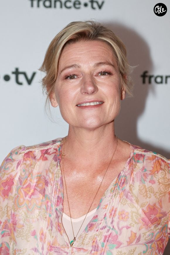 Un choix éclairé de l'animatrice qui a deux fils, de pères différents, et l'un d'eux est soucieux de cloisonner les différentes sphères et de ne pas "voir la télé entrer dans sa vie sociale"...

Anne-Élisabeth Lemoine assiste à la conférence de presse de France Télévision le 6 juillet 2022 à Paris, en France. Photo : Nasser Berzane/Abaca