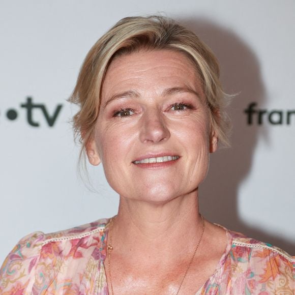 Un choix éclairé de l'animatrice qui a deux fils, de pères différents, et l'un d'eux est soucieux de cloisonner les différentes sphères et de ne pas "voir la télé entrer dans sa vie sociale"...

Anne-Élisabeth Lemoine assiste à la conférence de presse de France Télévision le 6 juillet 2022 à Paris, en France. Photo : Nasser Berzane/Abaca