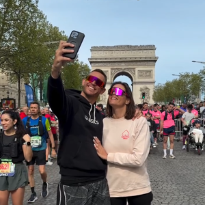 Le jour J est arrivé ce dimanche 12 avril 2026. 60 000 coureurs se sont élancés sur le Marathon de Paris. Parmi eux, l’ancienne championne olympique de natation Laure Manaudou, accompagnée de son grand frère Nicolas.

Laure Manaudou et son grand frère Nicolas participent à la 49e édition du marathon de Paris dimanche 12 avril 2026