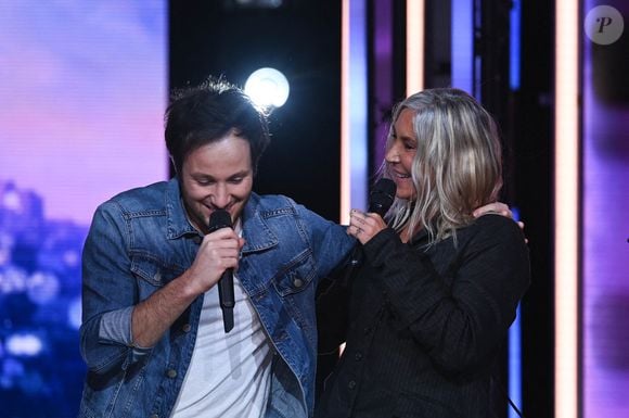 Zazie, auteur-compositeur-interprète lors du Téléthon 2023, et le chanteur Vianney, à Saint Denis, près de Paris, France, le 8 décembre 2023.