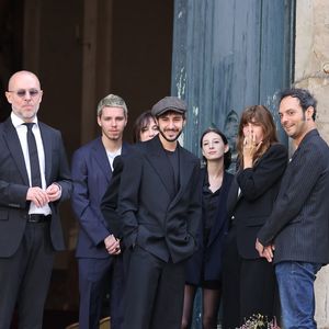 Marlowe (fils de Lou Doillon), Ben Attal, Charlotte Gainsbourg, Alice Attal, Lou Doillon, Roman de Kermadec (fils de Kate Barry) - Arrivées des célébrités aux obsèques de Jane Birkin en l'église Saint-Roch à Paris. Le 24 juillet 2023
© Jacovides-KD Niko / Bestimage