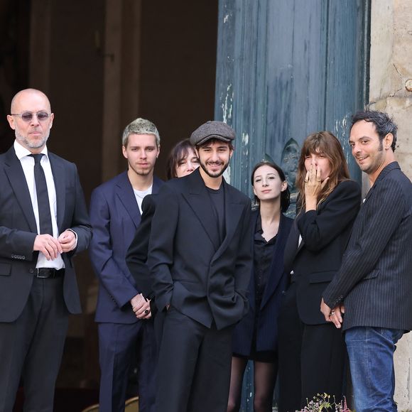 Marlowe (fils de Lou Doillon), Ben Attal, Charlotte Gainsbourg, Alice Attal, Lou Doillon, Roman de Kermadec (fils de Kate Barry) - Arrivées des célébrités aux obsèques de Jane Birkin en l'église Saint-Roch à Paris. Le 24 juillet 2023
© Jacovides-KD Niko / Bestimage