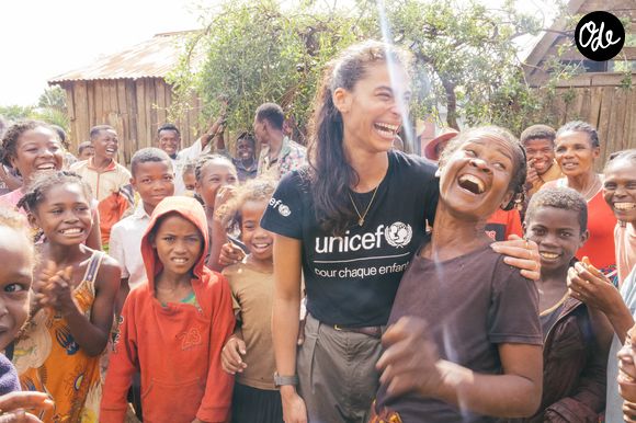 Tatiana Silva est en mission pour l'Unicef dans le sud de Madagascar en Avril 2023. Commune rurale d'Andranobory, Tatiana entourée des enfants du village © Arnaud Juherian / Unicef via Bestimage