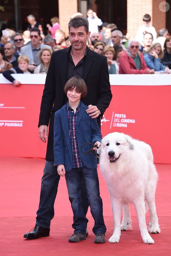 Félix Bossuet, Thierry Neuvic (habillé en Fendi) et Garfield (devenu "Belle" à l'écran) - Tapis rouge du film "Belle et Sébastien" à Rome, le 17 octobre 2015. © SGP / BESTIMAGE