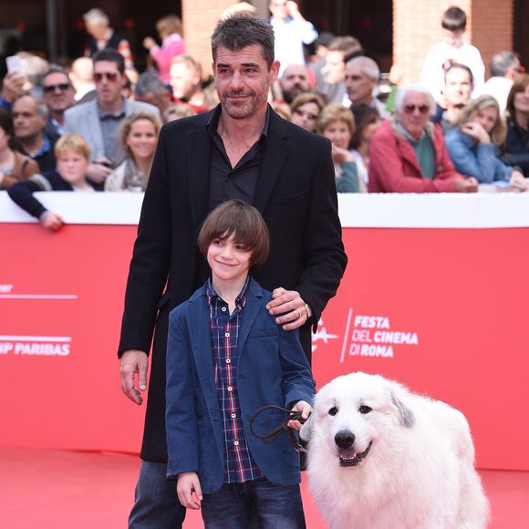 Félix Bossuet, Thierry Neuvic (habillé en Fendi) et Garfield (devenu "Belle" à l'écran) - Tapis rouge du film "Belle et Sébastien" à Rome, le 17 octobre 2015. © SGP / BESTIMAGE