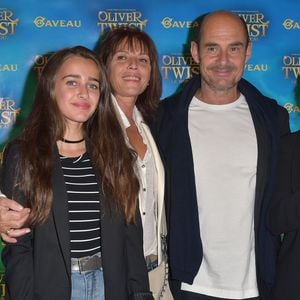 Le couple partage sa vie avec deux enfants, Loan et Nina, et privilégie le calme et la sérénité à l’agitation urbaine.

Bernard Campan, sa femme Anne Campan et leurs filles Nina Campan et Loan Campan - Première de la comédie musicale "Oliver Twist la Musicale" à la salle Gaveau à Paris, France, le 26 septembre 2016. © Giancarlo Gorassini/Bestimage