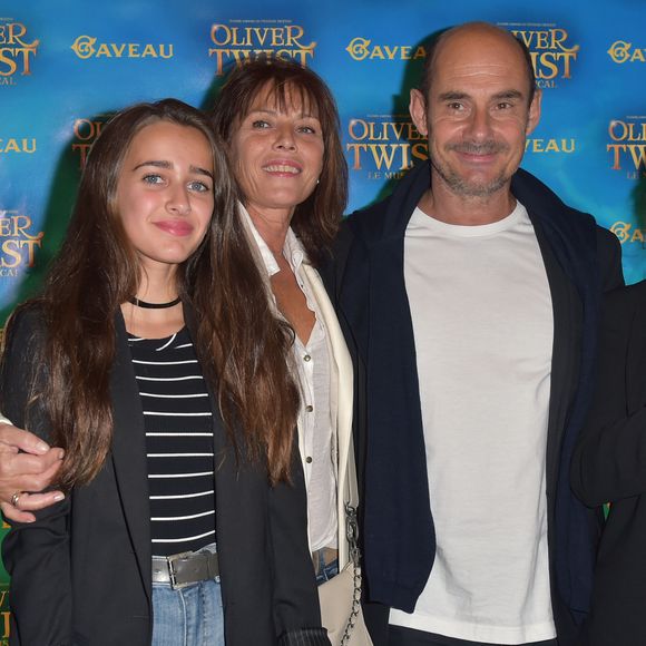 Le couple partage sa vie avec deux enfants, Loan et Nina, et privilégie le calme et la sérénité à l’agitation urbaine.

Bernard Campan, sa femme Anne Campan et leurs filles Nina Campan et Loan Campan - Première de la comédie musicale "Oliver Twist la Musicale" à la salle Gaveau à Paris, France, le 26 septembre 2016. © Giancarlo Gorassini/Bestimage