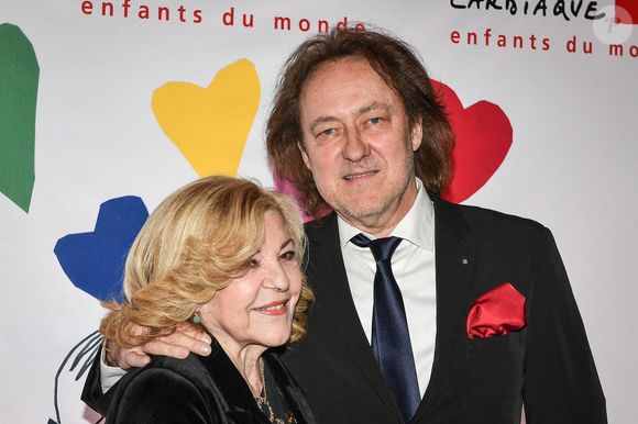 Propriétaire d’un duplex parisien ainsi que d’une demeure en Haute-Savoie héritée de ses grands-parents, elle s’imagine désormais couler des jours heureux sur la Côte d’Azur. 

La chanteuse française Nicoletta pose avec son mari Jean-Christophe Molinier pour un photo-call lors de la Soirée de Mécénat Chirurgie Cardiaque à Paris le 10 mars 2025. Photo by Firas Abdullah/ABACAPRESS.COM