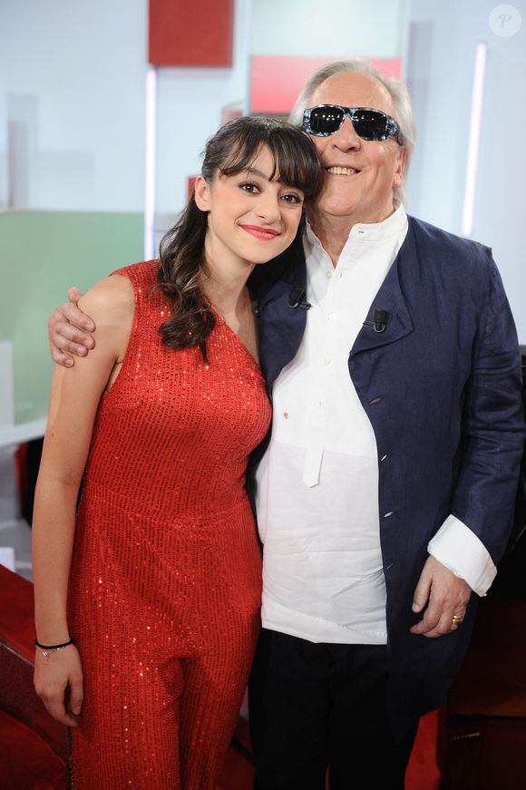 Exclusif - Gilbert Montagné et sa petite fille Elsa - Enregistrement de l'émission Vivement dimanche au studio Rive Gauche , présentée par Michel Drucker . Diffusion sur France 3 le 29/03/2026. Photos prises le 18 mars 2026.
© Guillaume Gaffiot / Bestimage