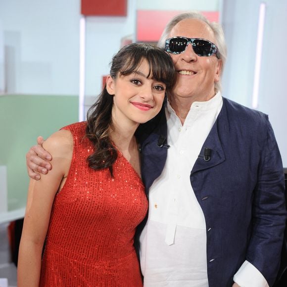 Exclusif - Gilbert Montagné et sa petite fille Elsa - Enregistrement de l'émission Vivement dimanche au studio Rive Gauche , présentée par Michel Drucker . Diffusion sur France 3 le 29/03/2026. Photos prises le 18 mars 2026.
© Guillaume Gaffiot / Bestimage