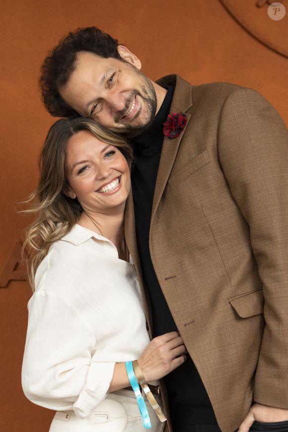 Un nouveau quotidien professionnel mais aussi personnel puisqu'il compte se marier avec sa compagne Gennifer Demey, collègue de M6, cet été !

Éric Antoine et sa compagne Gennifer Demey au village lors des Internationaux de France de Tennis de Roland Garros 2025, à Paris, France, le 7 juin 2025. © Cyril Moreau/Bestimage