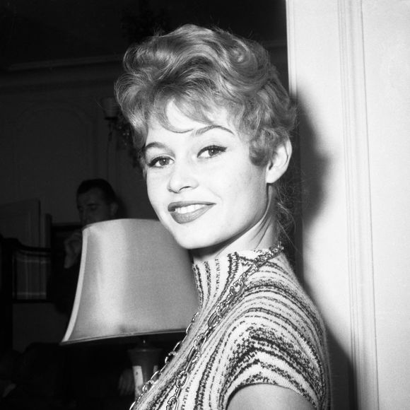 27.10.1956 Brigitte Bardot lors d'une réception à l'hôtel Savoy de Londres. Brigitte Bardot était à Londres pour le Royal Command Variety Performance à l'Empire Cinema à Leicester Square. Photo par The Times/News Licensing/ABACAPRESS.COM