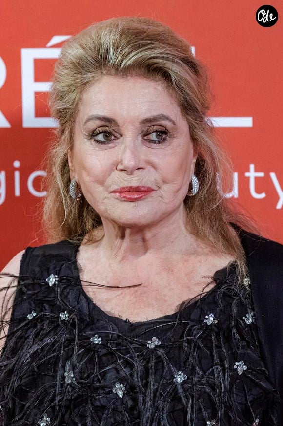 Catherine Deneuve au photocall de la soirée de charité de la Fondation Umbrella à l'hôtel Hyatt Regency de Düsseldorf, Allemagne, le 29 mai 2026. © Action Press/Bestimage