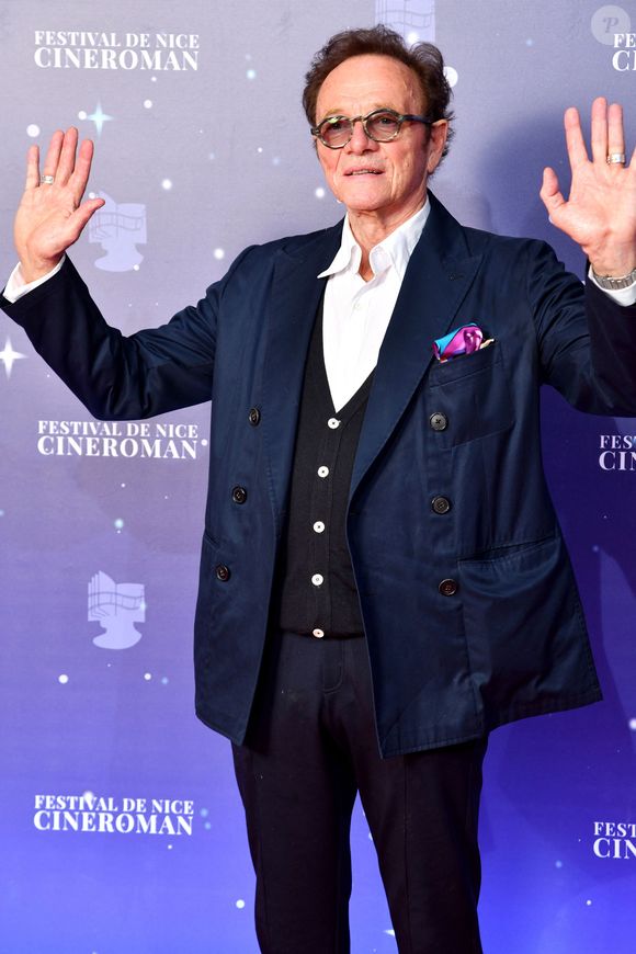 Guillaume Durand a mal donc, mais ne souhaite pas avoir recours à un traitement lourd : "J'ai été un peu sportif plus jeune et encore maintenant et je refuse la morphine, tous ces trucs-là, ce n’est pas pour moi. Le doliprane reste LE médicament". 

Guillaume Durand - 3ème soirée de la 5ème édition du festival CinéRoman au cinéma Pathé Gare du Sud à Nice le 5 octobre 2023. © Bruno Bebert/Bestimage