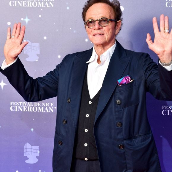 Guillaume Durand a mal donc, mais ne souhaite pas avoir recours à un traitement lourd : "J'ai été un peu sportif plus jeune et encore maintenant et je refuse la morphine, tous ces trucs-là, ce n’est pas pour moi. Le doliprane reste LE médicament". 

Guillaume Durand - 3ème soirée de la 5ème édition du festival CinéRoman au cinéma Pathé Gare du Sud à Nice le 5 octobre 2023. © Bruno Bebert/Bestimage