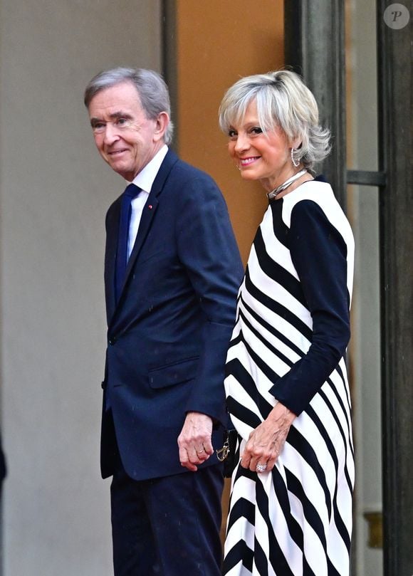 Un séjour ultra-luxe estimé à près de 70 000 dollars la nuit selon le média "Luxury Launches". 

Bernard Arnault, Pdg de LVMH et sa femme Hélène Mercier - Arrivées des personnalités au dîner d'État en l'honneur du président brésilien et de sa femme au palais présidentiel de l'Élysée à Paris le 5 juin 2025.

© Christian Liewig / Bestimage