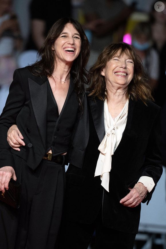 Charlotte Gainsbourg et Jane Birkin assistent à la projection de Jane par Charlotte lors du 74ème Festival de Cannes, le 07 juillet 2021 à Cannes, France. Photo par David Niviere/ABACAPRESS.COM