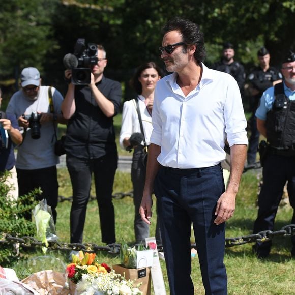 Anthony Delon et son demi-frère Alain-Fabien découvrent les hommages devant les grilles de la propriété de Douchy, quelques heures avant les obsèques de leur père, A.Delon, le 24 août 2024. © Agence / Bestimage