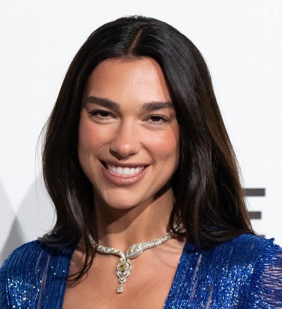 Dans une publication du 13 février 2025 sur son site "Service95", Dua Lipa s’est muée en guide gastronomique, dressant la liste de dix restaurants et bars à visiter dans la capitale.

Dua Lipa arrive sur le tapis rouge de la 34e soirée de visionnage des Oscars de la Fondation Elton John AIDS au West Hollywood Park à Hollywood en Californie le 15 mars 2026. Photo by Connor Terry)/SPUS/ABACAPRESS.COM