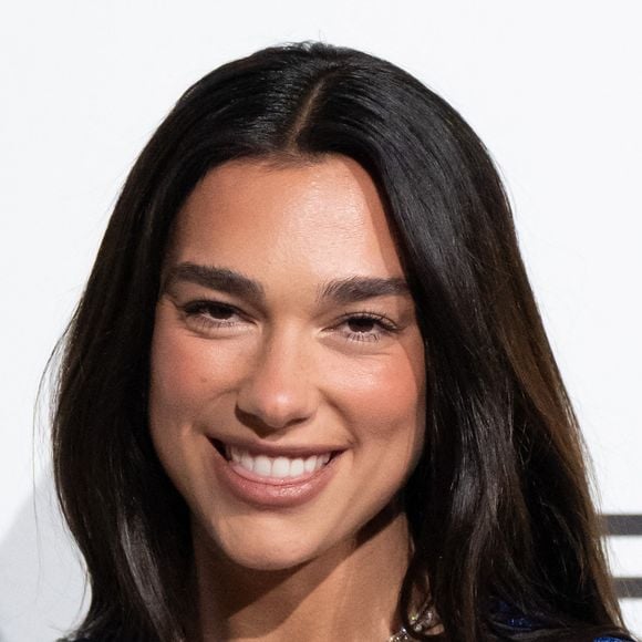 Dans une publication du 13 février 2025 sur son site "Service95", Dua Lipa s’est muée en guide gastronomique, dressant la liste de dix restaurants et bars à visiter dans la capitale.

Dua Lipa arrive sur le tapis rouge de la 34e soirée de visionnage des Oscars de la Fondation Elton John AIDS au West Hollywood Park à Hollywood en Californie le 15 mars 2026. Photo by Connor Terry)/SPUS/ABACAPRESS.COM