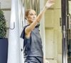 Dans une robe Loewe, elle a affiché sa santé solide

Céline Dion quitte le Royal Monceau entourée d’une foule de fans et s’offre un joli moment avec eux en dansant sur l’un de ses titres les plus emblématiques, "Pour que tu m’aimes encore", à Paris, France, le 1er septembre 2026. © Léa Vieillot/Bestimage