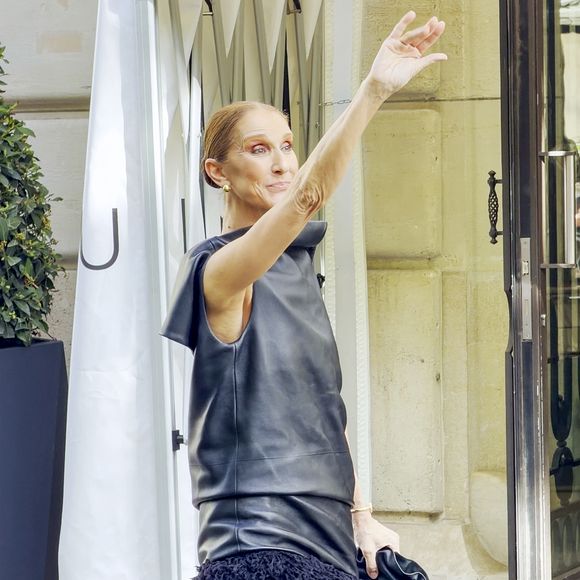 Dans une robe Loewe, elle a affiché sa santé solide

Céline Dion quitte le Royal Monceau entourée d’une foule de fans et s’offre un joli moment avec eux en dansant sur l’un de ses titres les plus emblématiques, "Pour que tu m’aimes encore", à Paris, France, le 1er septembre 2026. © Léa Vieillot/Bestimage